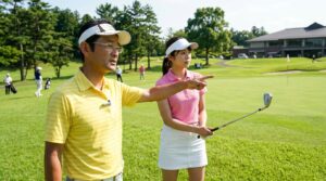 ラウンドレッスンを千葉で受けている時に説明を聞いている女性